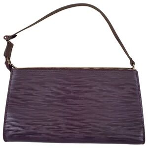 LOUIS VUITTON handbag
Color: Purple/Plum
Excellent Condition